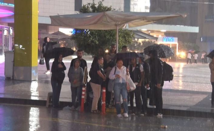 Yağmur sonrası oluşan su birikintisinde sörf yaptı