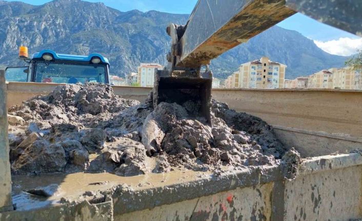 Yağmur suyu ızgaralarından kamyonlarca çöp çıkarıldı