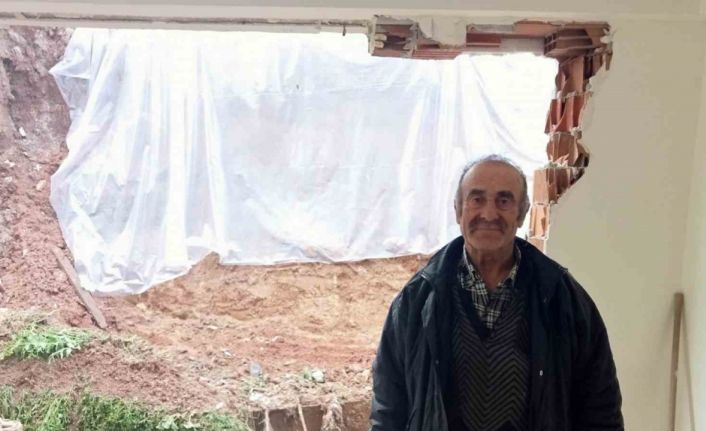 Yağmurda yıkılan istinat duvarı yaşlı çiftin evini yerle bir etti