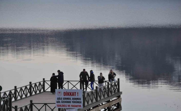 Yağmurlu ve karlı günlerin ardından tatilciler Abant Gölü Milli Parkı’na akın etti
