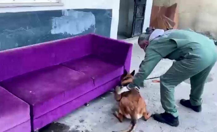 Yakalanmamak için bunu bile yapmışlar: Tuvalet pisliğine uyuşturucu saklamışlar