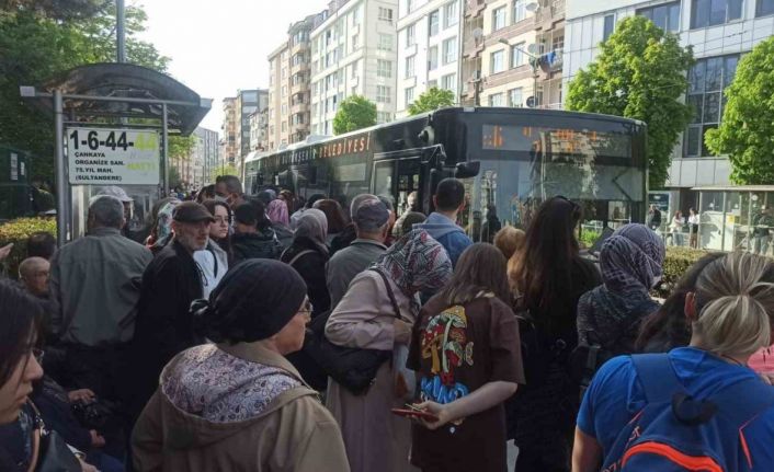 Yaklaşık 1 saat gelmeyen otobüs vatandaşları zor durumda bıraktı