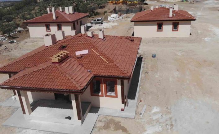 Yapımı tamamlanan 3 köy evini gezen depremzede: "İnanmadın, geldim gözümle gördüm"
