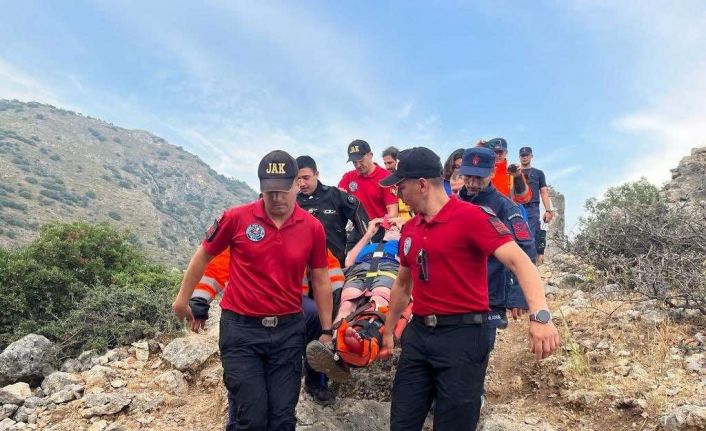 Yaralı turisti iki saat sedye ile taşıdılar
