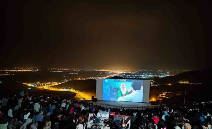 Yeşilçam’ın yıldızı Koçyiğit, Mardin açık hava sinemasında sevenleriyle rol aldığı filmi izledi