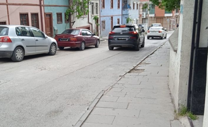 Yokuş aşağı inen sokakta sürati ve kazayı önlemek için kasis isteniyor