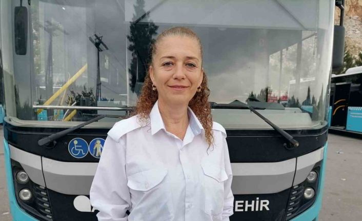 Yolcular, otomobil sürücüsü ile tartışan kadın sürücü için yumruk yumruğa kavga etti