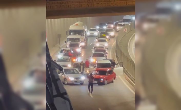 Yolu kapatıp asker eğlencesi yaptılar, o anlar kameraya yansıdı