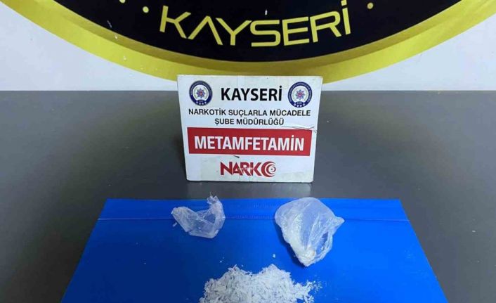 Zehir tacirleri polisten kaçamadı