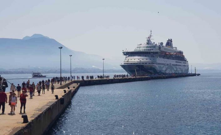 13 yıl aradan sonra İsrailli turist taşıyan ilk gemi Alanya Limanı’na demir attı