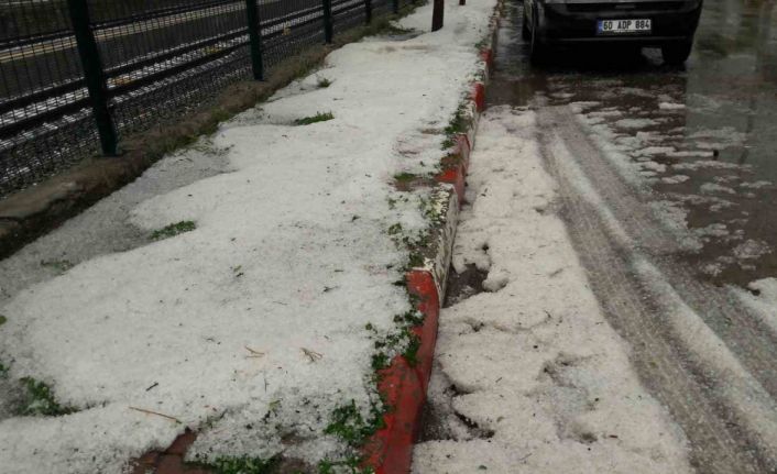 20 dakika boyunca yağan dolu sonrası cadde ve sokaklar beyaza büründü