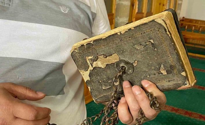 300 yıldır muhafaza edilen Kur’an-ı Kerim’in kapağındaki zincirler dikkat çekiyor