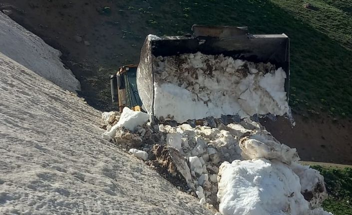 3500 rakımda belediye işçilerinin zorlu mesaisi