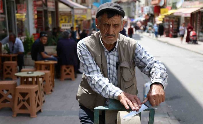 35 yıldır tezgahı ile sokak sokak gezip, bıçak bileyerek ekmek parasını kazanıyor