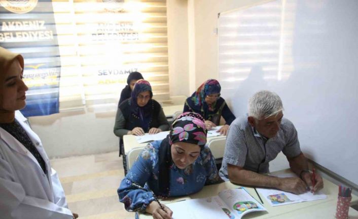 3 çocuklu çift, ehliyet almak için 4 ayda okuma yazma öğrendi