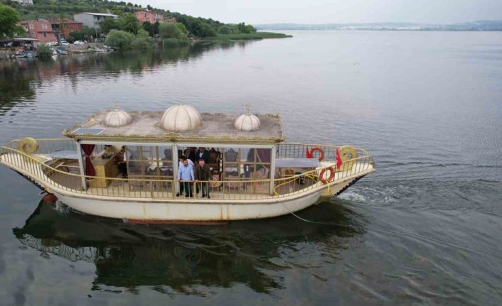 70 yıl sonra bir ilk... Haliç’ten çıktı, Uluabat Gölü kenarındaki Gölyazı’ya yüzerek getirildi