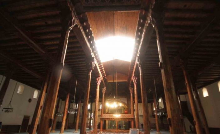 7 asırlık camideki ahşap direkleri koruduğuna inanılan ’karlık’ ziyaretçilerin ilgisini çekiyor