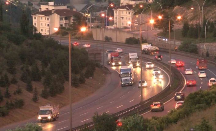 9 günlük tatil için vatandaşlar yola düştü: TEM Otoyolu Kocaeli geçişi akıcı seyrediyor