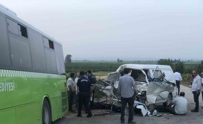 Adana’da belediye otobüs ile panelvan araç çarpıştı: 2 ölü, 10 yaralı