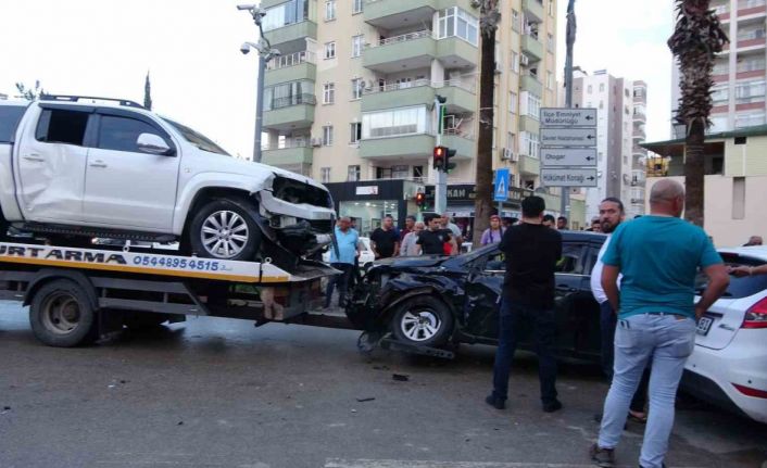 Adana’da kavşakta kaza: 3 araç hasar gördü, 2 sürücü yaralandı