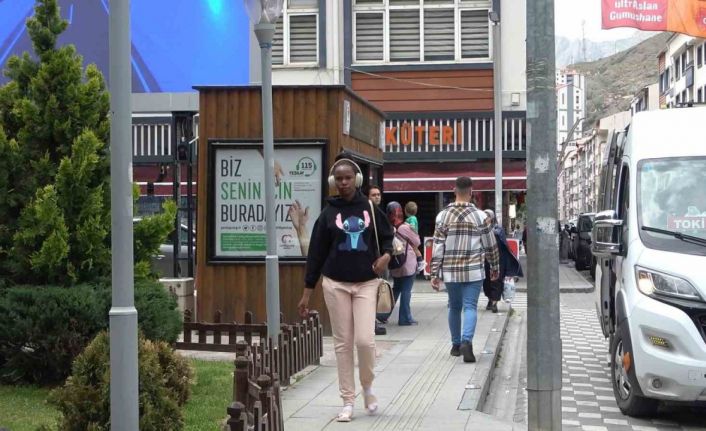 Afrikalı öğrenciler Gümüşhane’de dolmuşta konser verirse...