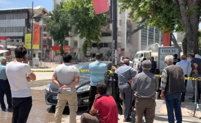 Ağır hasarlı binanın yıkılışını film izler gibi izliyorlar