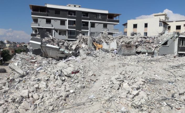 Ağır hasarlı binayı yıkan kepçe operatörü enkaz altında kaldı