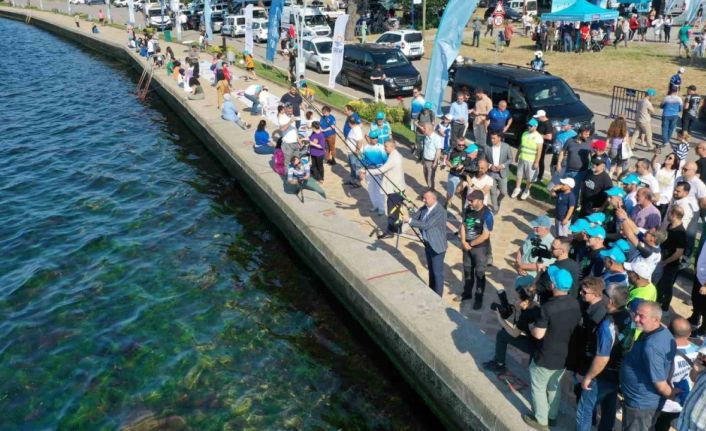 Aileler İzmit Körfezi’nde en fazla balığı yakalayabilmek için kıyasıya yarıştı