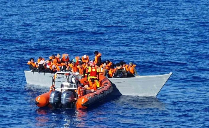 Akdeniz’de sürüklenen teknedeki 117 göçmen kurtarıldı