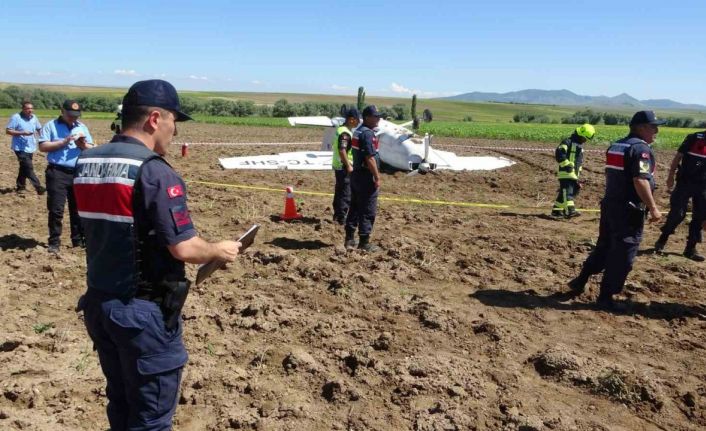 Aksaray’da eğitim uçağı düştü, pilotlar sağ kurtuldu