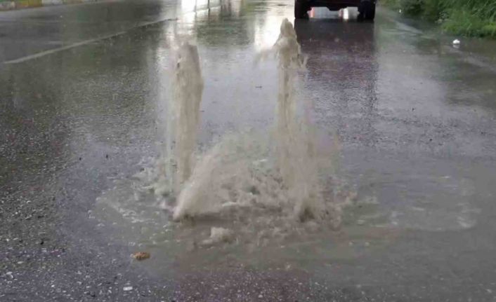 Aksaray’da sel: Rögar kapaklarından su fışkırdı, tarım arazileri sular altında kaldı