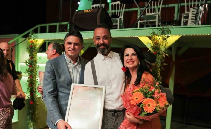 Aliağa Belediye Tiyatrosu oyuncularından muhteşem performans