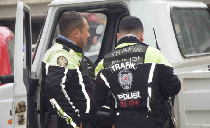 Alkollü sürücü önce park halindeki araca vurdu sonra araç içinde sızdı