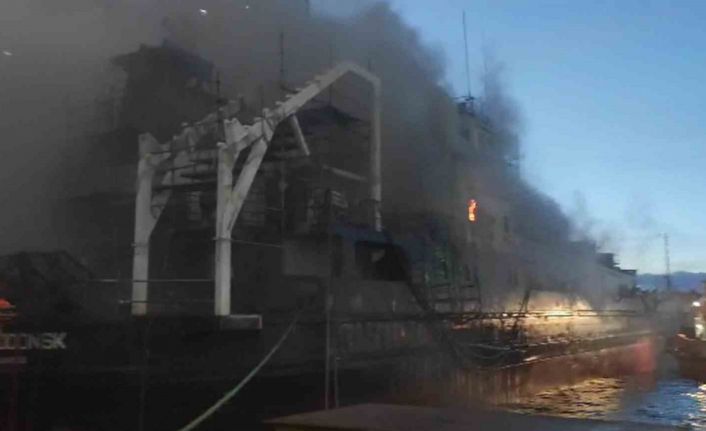 Altınova Tersaneler Bölgesi’nde gemi yangını