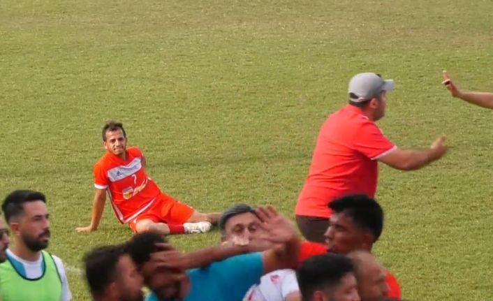 Amatör maçta saha bir anda karıştı, kavgayı ayıran yönetici başından yaralandı