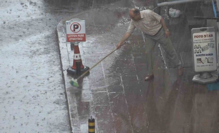 Aniden bastıran sağanak ve dolu yağışı vatandaşlara zor anlar yaşattı