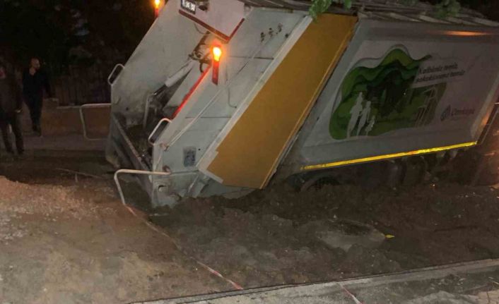 Ankara’da çamura saplanan çöp kamyonu işçilerin üzerine devrildi