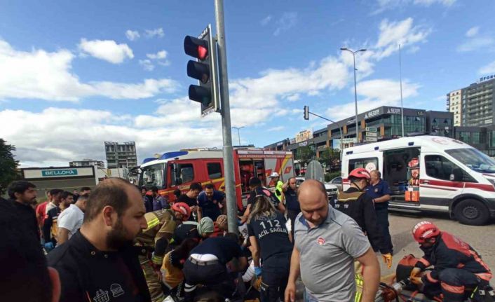 Ankara’da motokurye ile iki aracın karıştığı kazada 1’i ağır 3 yaralı