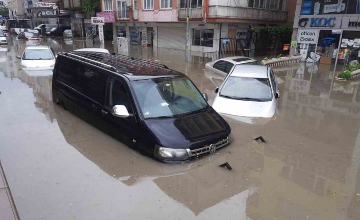 Ankara’daki kuvvetli yağışta araçlar suya gömüldü
