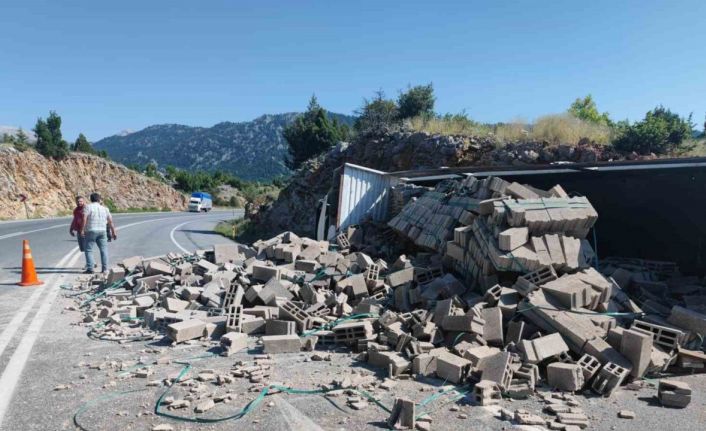 Antalya’da briket yüklü tır devrildi: 1 yaralı