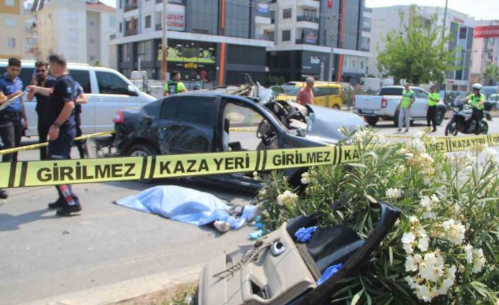 Antalya’da kontrolden çıkan otomobil karşı şeritteki otomobille çarpıştı: 2 ölü, 3 yaralı