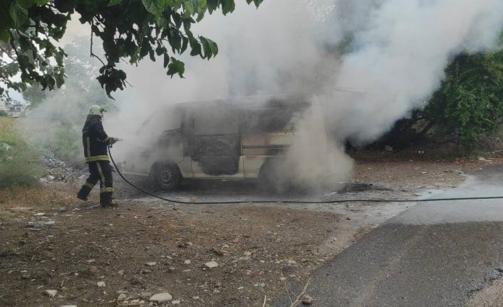 Antalya’da park halindeki minibüs alevlere teslim oldu