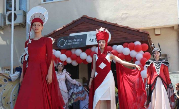 Antalya’da "Yer Gök Kırmızı Beyaz Bayrak Giysisi Özel Tasarımlar” defilesi