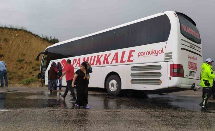 Antalya’da yoldan çıkan otobüs toprak yığınına çarptı: 10 yaralı