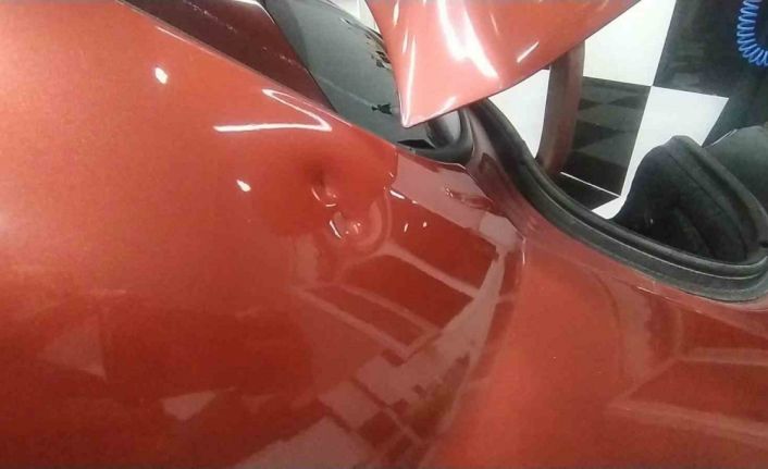 Araca yorgun mermi isabet etti