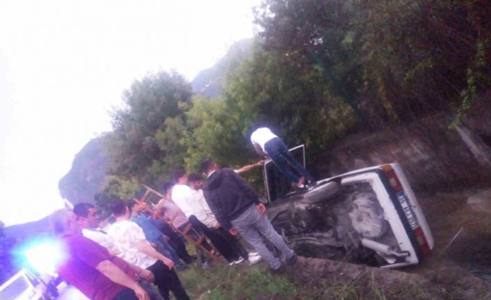 Aracıyla birlikte kanala uçan sürücüyü itfaiye kurtardı