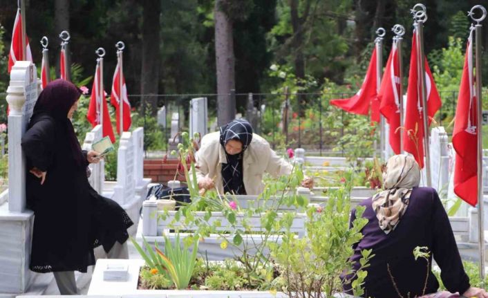 Arife günü şehitlikte hüzün