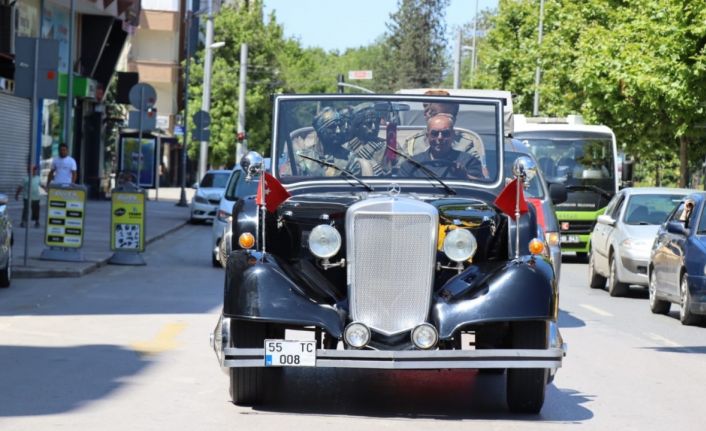 Atatürk’ün tören arabasını görenler şaştı kaldı, vatandaşlar fotoğraf çekmek için sıraya girdi