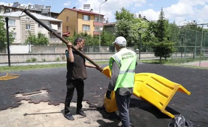 Ateşe verilmişti, belediye ekipleri çocuk parkını yeniledi