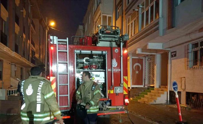 Avcılar’da 4 katlı binada çıkan yangın paniğe neden oldu